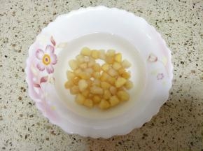 干贝用温水浸泡10分钟