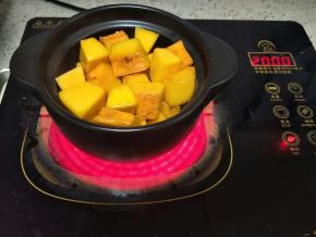 小炖锅倒入适量油，放入南瓜块翻炒