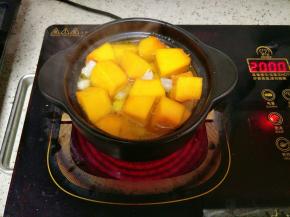 加入适量清水没过南瓜，放入干贝