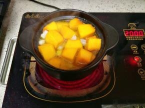 加入适量清水没过南瓜，放入干贝