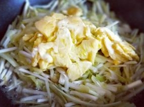 加入提前煎好的鸡蛋，快速翻炒均匀即可出锅。