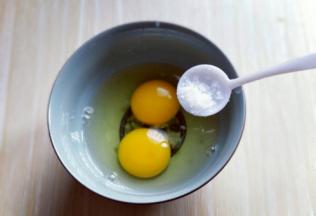 鸡蛋敲再碗里，加入盐。再加入十三香。用筷子打散。
