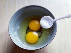 鸡蛋敲再碗里，加入盐。再加入十三香。用筷子打散。