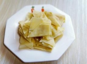首先将干豆腐皮洗干净，再切菱形块。