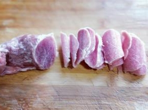 里脊肉洗干净切片。青椒去根，去籽，洗干净切块。胡萝卜去皮洗干净切片。