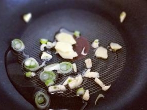 葱姜蒜去皮，切碎。起油锅，油温7成时加入切好的葱姜蒜，小火煸炒。