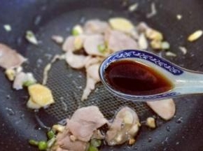 加入切好的肉片。加入料酒，生抽。