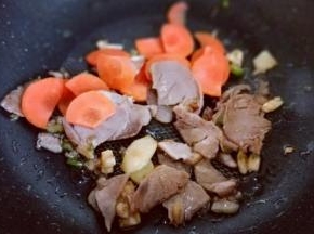 再加入切好的胡萝卜。