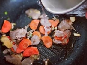 加入清水。(可以适当多加一些水，因为这道菜要有一点汤汁才好吃)