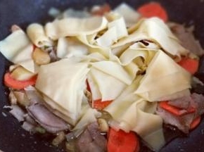 加入切好的干豆腐皮，中火烧开。