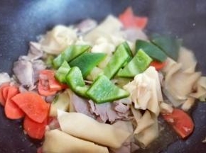 加入切好的青椒。