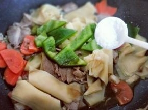 加入盐翻炒均匀，1分钟即可出锅。