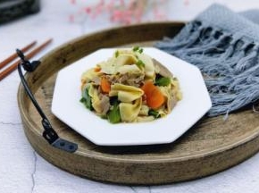 盛出装盘，撒上少许葱花。