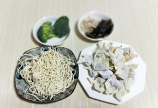 准备好食材: 小馄饨我是现包的，详细步骤如下: