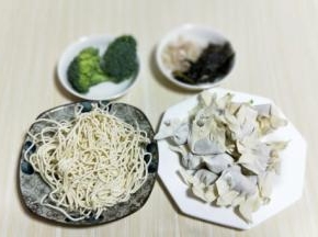 准备好食材: 小馄饨我是现包的，详细步骤如下:
