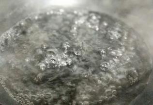 锅中加入水，大火烧沸。