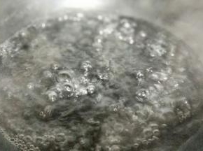 锅中加入水，大火烧沸。