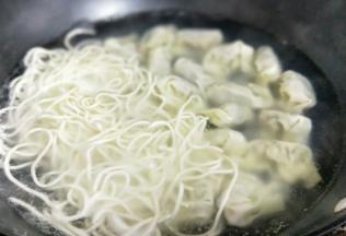 下入馄饨和面条。(如果你是大馄饨，要小煮大馄饨，因为两种煮的时间不同)