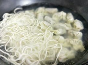 下入馄饨和面条。(如果你是大馄饨，要小煮大馄饨，因为两种煮的时间不同)