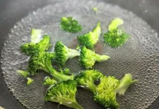 西蓝花焯水:水烧开，下入小朵的西蓝花，1分钟捞出立即过冷水。