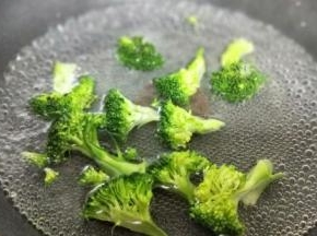 西蓝花焯水:水烧开，下入小朵的西蓝花，1分钟捞出立即过冷水。