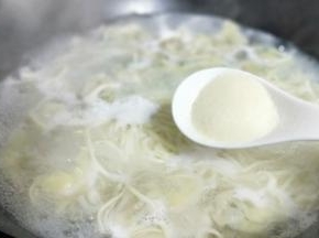 这时面条和馄饨也好了，加入调味包。