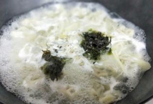 再加入紫菜和虾皮，将虾皮用筷子搅散即可关火。