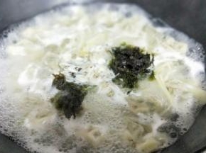 再加入紫菜和虾皮，将虾皮用筷子搅散即可关火。