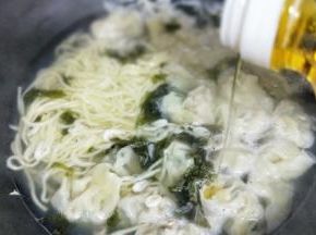 滴几滴芝麻油即可盛出。