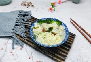 盛入碗中，一半面条，一半馄饨，再碗的一边摆放上焯水的西蓝花。