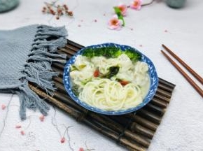 盛入碗中，一半面条，一半馄饨，再碗的一边摆放上焯水的西蓝花。