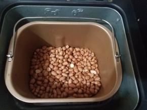 这里准备的是生花生，先使用面包机选择炒干果选项炒熟，然后去皮。