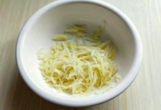 土豆去皮洗干净。剥丝工具剥丝，用冷水反复冲洗，冲掉淀粉，捞出淋干水份。
