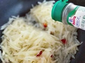 加入胡椒粉，快速翻炒2分钟即可。关火加入鸡粉，翻炒均匀。