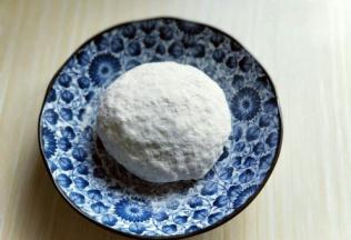面粉放去大口器具中。分次加入温水，(一定要分次加入温水，因为不同面粉吸水性不同)用筷子挑成絮状，再揉成面团，盖上盖子醒20分钟。