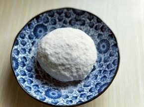 面粉放去大口器具中。分次加入温水，(一定要分次加入温水，因为不同面粉吸水性不同)用筷子挑成絮状，再揉成面团，盖上盖子醒20分钟。