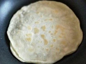 醒好的面团，搓长条。再切大小等份的小面团。揉圆。第一张饼，将平底锅中刷一层薄薄的玉米油，放入饼胚。待饼胚鼓起来，两面微黄即可。