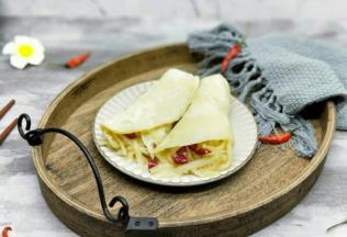 取一张饼，当上土豆丝，再卷起来，超级美味。