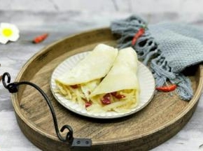 取一张饼，当上土豆丝，再卷起来，超级美味。