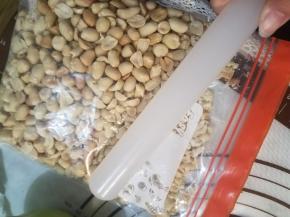 然后装入密实袋，敲碎，也可以选择不敲碎直接放，但是有点容易散。