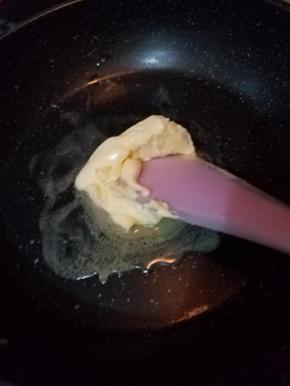 准备一个平底的不粘锅，黄油放入慢慢融化。