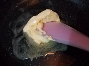 准备一个平底的不粘锅，黄油放入慢慢融化。