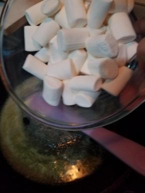 然后加入棉花糖小火融化不停的搅拌均匀。