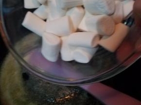 然后加入棉花糖小火融化不停的搅拌均匀。
