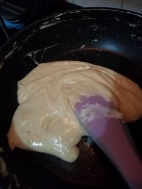 融化后放入奶粉继续搅拌。