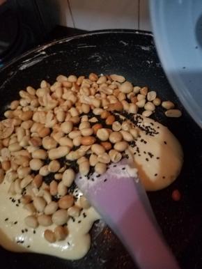 翻拌均匀后加入花生碎跟黑芝麻。