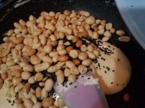 翻拌均匀后加入花生碎跟黑芝麻。