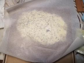 全部拌匀后就放到烤盘内塑型，表面垫一张油纸，然后用擀面杖擀平。