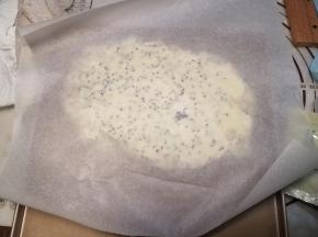 全部拌匀后就放到烤盘内塑型，表面垫一张油纸，然后用擀面杖擀平。