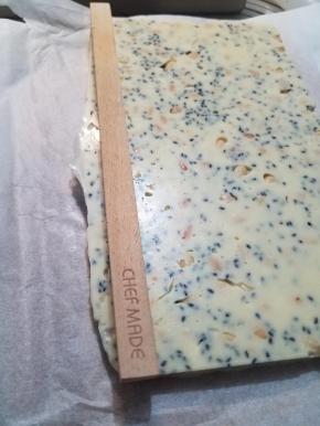 待到硬化后脱模，然后用整理棍规划好大小，切块。